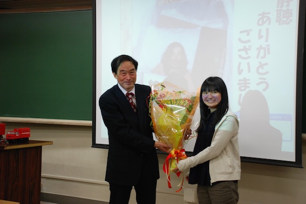 15 学科だより　社環（高橋先生への花束贈呈）